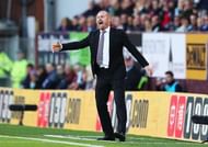 BURNLEY, ENGLAND - OCTOBER 02: Sean Dyche, Manager of Burnley gives his team instructions during the Premier League match between Burnley and Arsenal at Turf Moor on October 2, 2016 in Burnley, England.  (Photo by Matthew Lewis/Getty Images)